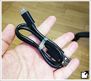 付属のmicro USB充電ケーブル